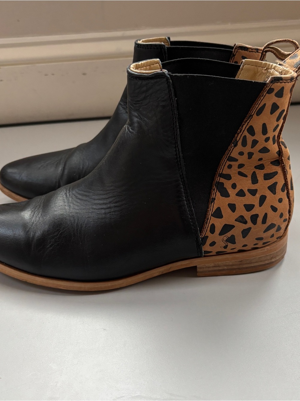 Sseko Chelsea V Boots Black Fauna Leather Animal Print Women’s Size 8 Leopard - Picture 5 of 10